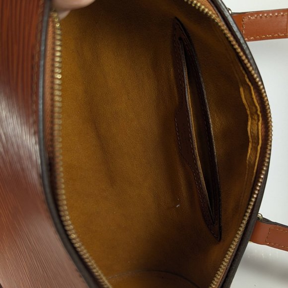 Louis Vuitton Soufflot Hand Bag in Epi Leather - Picture 4 of 9